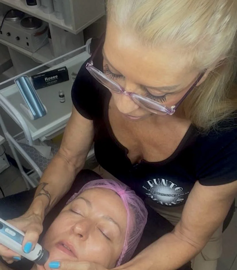 Mara Pareja realizando un tratamiento de estética facial en cabina